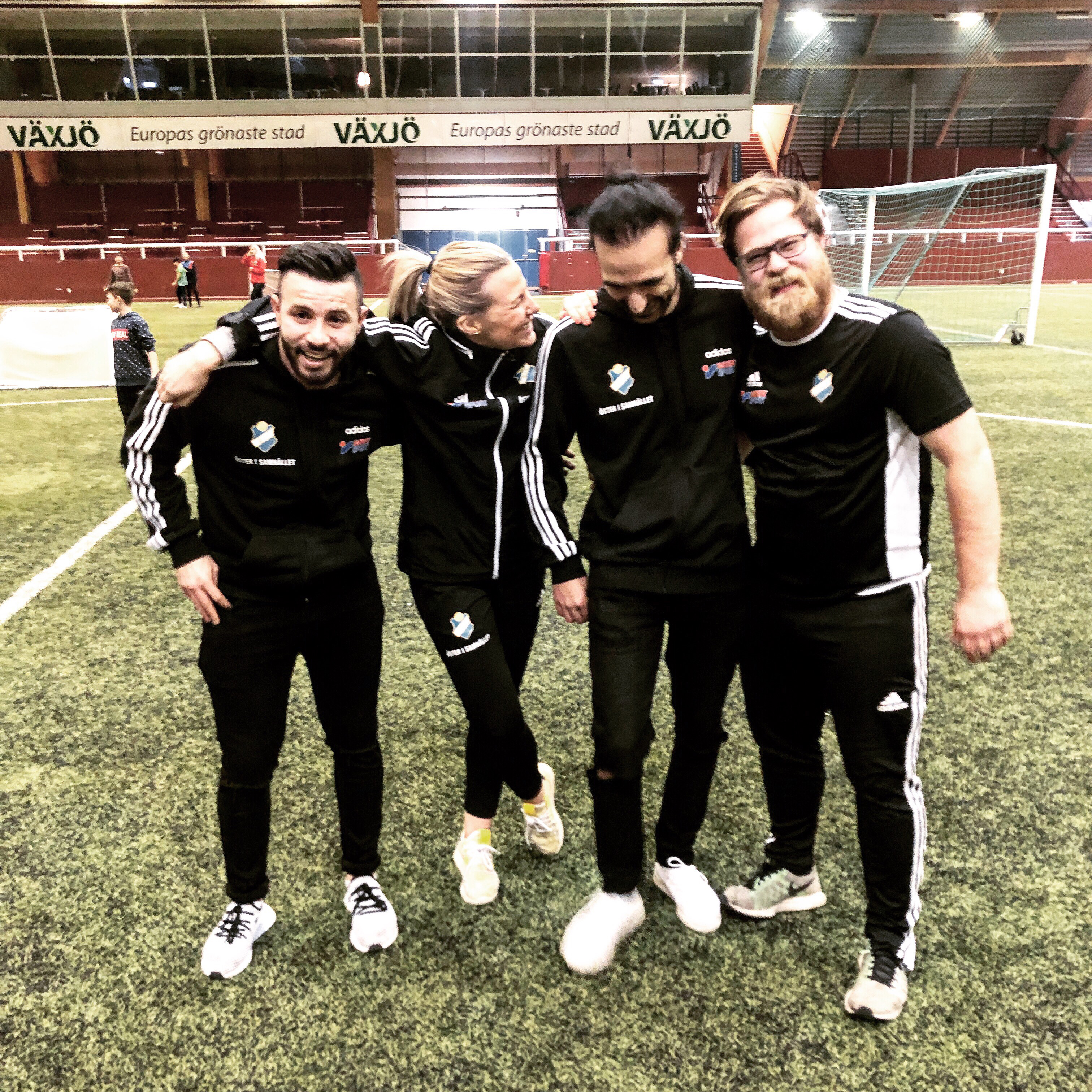 Sara Lennqvist utgör tillsammans med (fr.v.) Mustafa Khoder, Daniel Najafi och Martin Widroth stommen i ledarstaben som varje fredagkväll under höst, vinter och vår samlar uppemot 200 ungdomar till Nattfotboll i Tipshallen i Växjö.